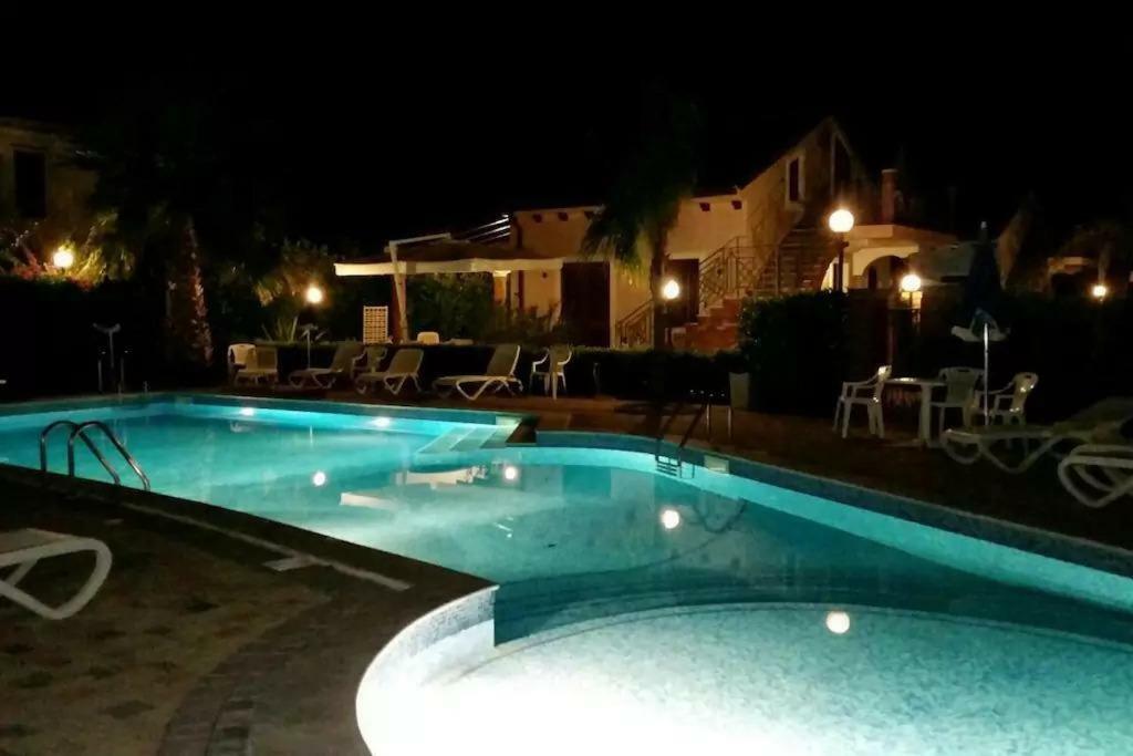 Вилла Mansarda Camelie Via Dei Normanni, 45 Кампофеличе-ди-Роччелла Экстерьер фото