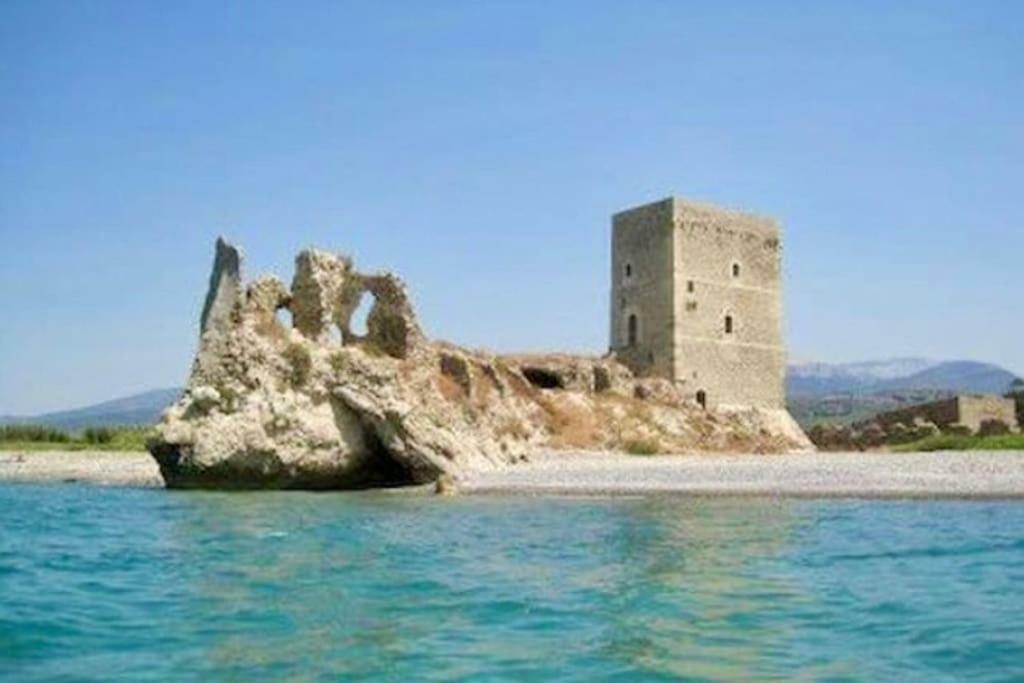 Вилла Mansarda Camelie Via Dei Normanni, 45 Кампофеличе-ди-Роччелла Экстерьер фото