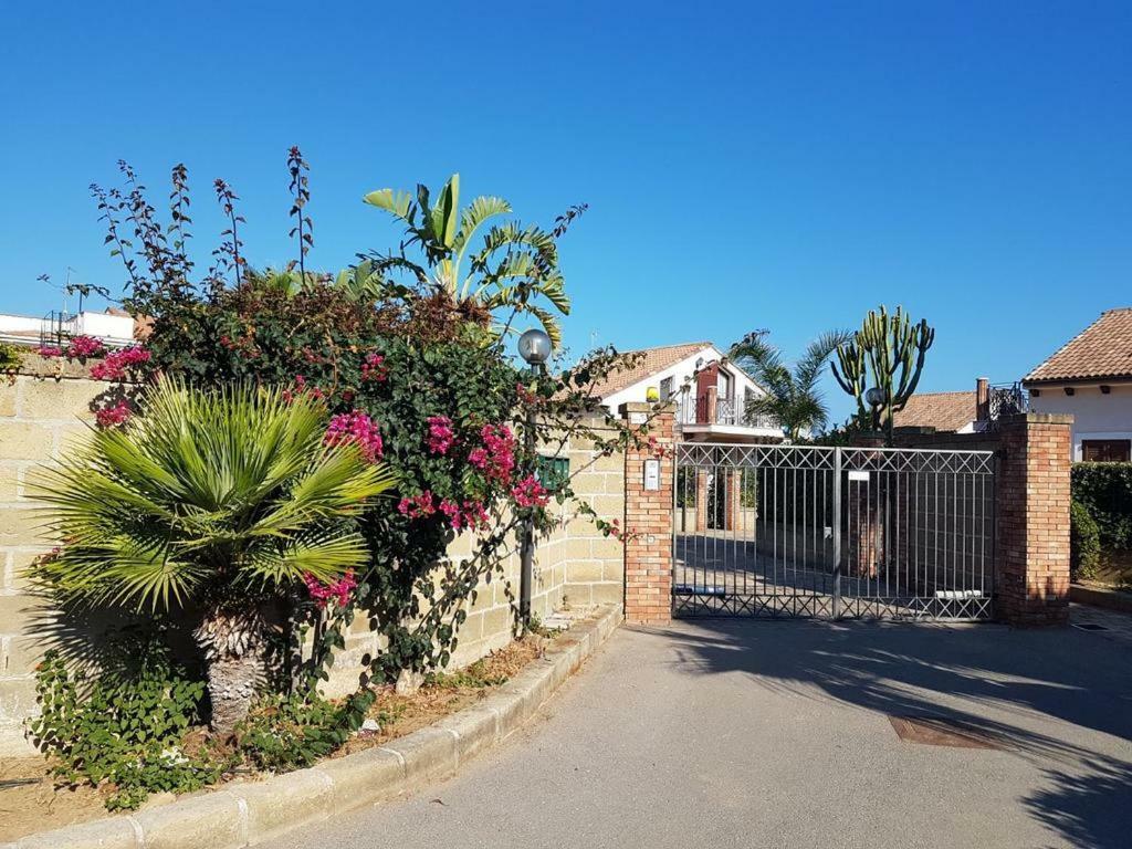 Вилла Mansarda Camelie Via Dei Normanni, 45 Кампофеличе-ди-Роччелла Экстерьер фото